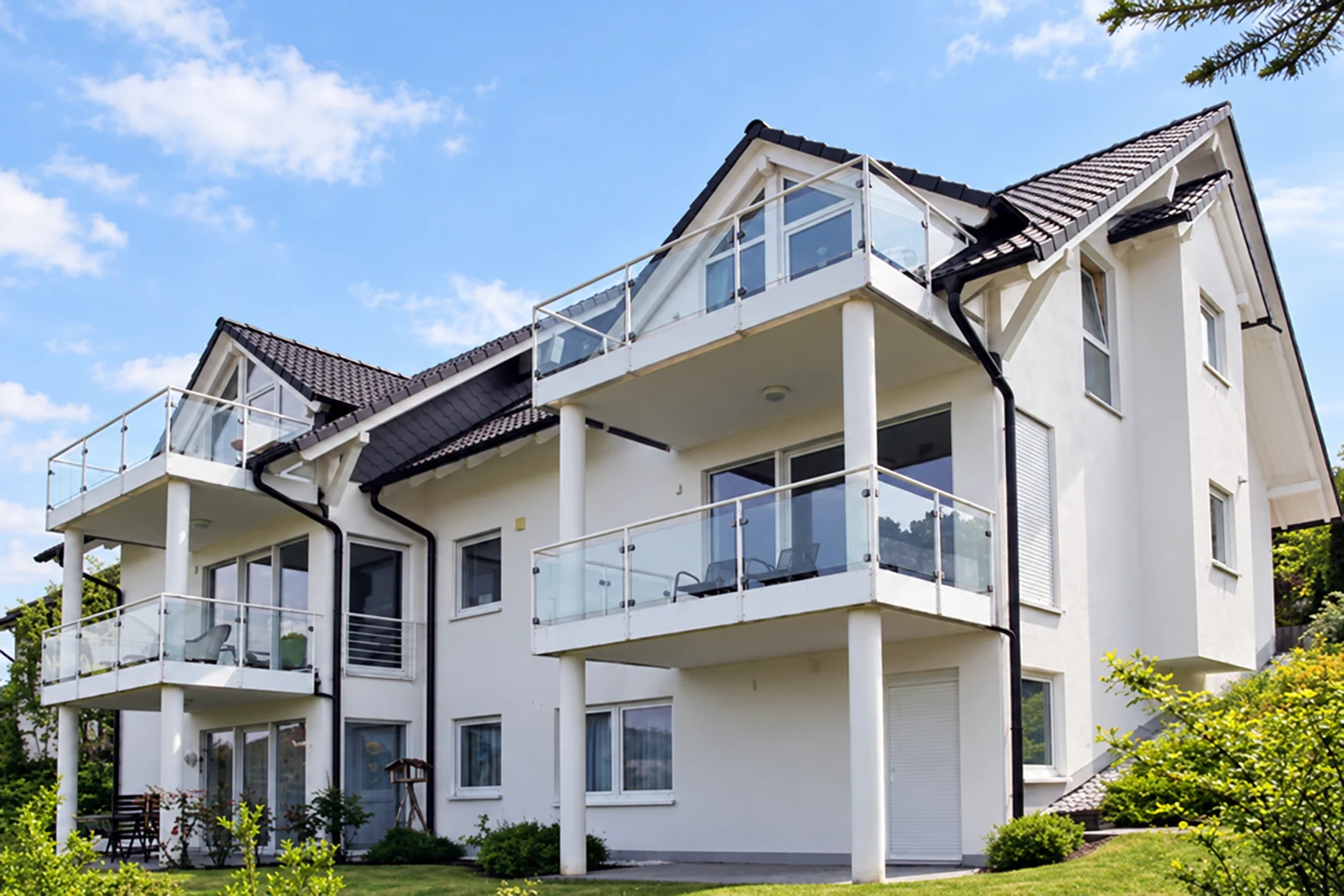 Mehrfamilienhaus mit Balkonen