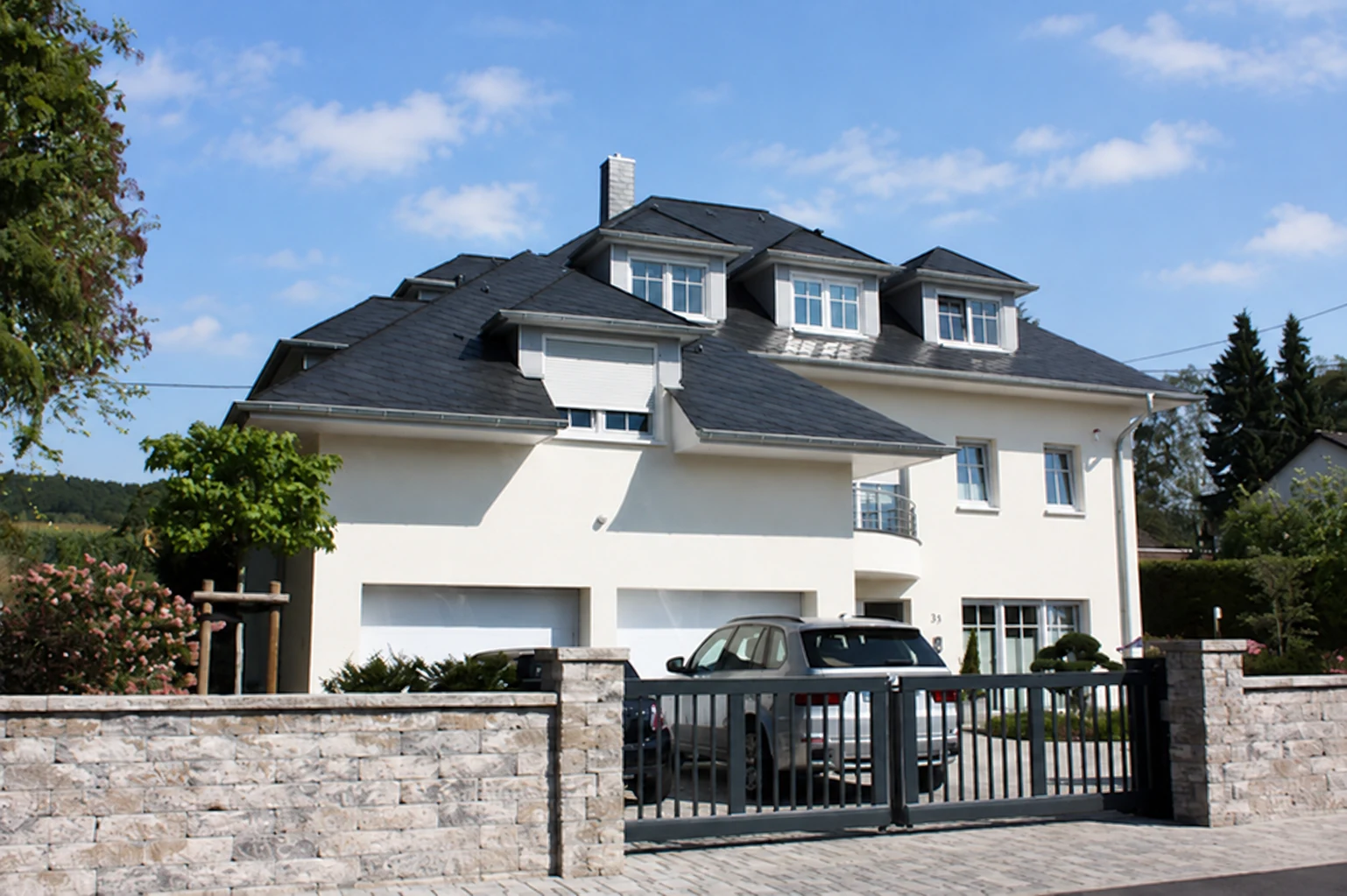 Villa mit markantem Dach